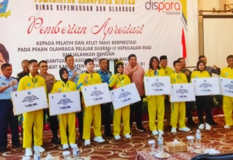 Bupati Bintan Roby Kurniawan Berikan Bonus Bagi Atlet Terbaik