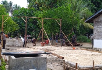 Satgas TMMD Kodim 1805/Raja Ampat dan Warga Gotong Royong Merakit Kayu Untuk Pembangunan RTLH