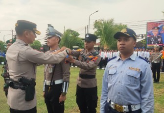 Kapolres Karanganyar AKBP Jerrold Hendra Yosef Kumontoy menyematkan pita kepada personel saat Apel Gelar Pasukan Operasi Zebra Candi 2024 di Mapolres Karanganyar, Senin (14/10/2024)