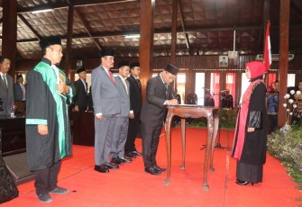 Mustofa saat menandatangani surat dalam rapat paripurna anggota DPRD Blora yang juga dihadiri oleh OPD Pemkab Blora