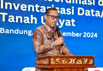 Pelaksana Harian (Plh.) Direktur Jenderal (Dirjen) Bina Administrasi Kewilayahan (Adwil) Kemendagri Amran saat menutup Rapat Koordinasi dan Konsolidasi Inventarisasi Data/Informasi Tanah Ulayat di Hotel Grand Arjuna Bandung, Jawa Barat, Selasa (3/12/2024)