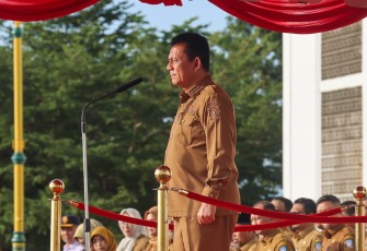Gubenur Kepulauan Riau H. Ansar Ahmad saat memimpin Apel Pagi bersama Organisasi Perangkat Daerah (OPD) di Lingkungan Pemerintah Provinsi Kepulauan Riau bertempat di Halaman Kantor Gubernur Kepri,  Dompak, Tanjungpinang, Selasa (02/01).