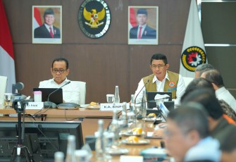 Letjen TNI Dr. Suharyanto, S.Sos., M.M., menghadiri Rapat Tingkat Menteri (RTM) pengiriman bantuan kemanusiaan ke Vanuatu yang dilaksanakan di Gedung Kemenko PMK pada Senin (23/12).