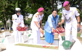 Komandan Pangkalan Utama TNI AL (Danlantamal) V Brigjen TNI Marinir Joni Sulistiawan, S. H., M. Han., beserta Ketua Korcab V DJA II Ny. Heny Joni Sulistiawan mengikuti Ziarah Rombongan menjelang peringatan Hari Darma Samudera di Taman Makam Pahlawan (TMP) 10 November, Jl. Mayjend Sungkono Surabaya, Jumat (12/01/2024)