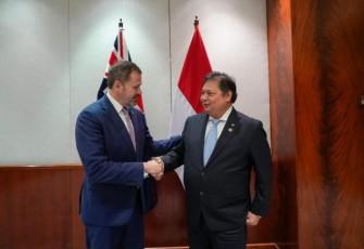 Menteri Koordinator Bidang Perekonomian Airlangga Hartarto saat bertemu dengan Menteri Industri dan Ilmu Pengetahuan Australia Hon. Ed Husic, pada Senin sore (4/3).