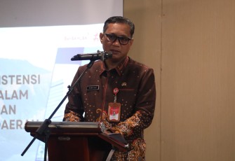 Plh. Dirjen Bina Adwil Kemendagri Amran dalam Rapat Diseminasi dan Asistensi Kebijakan Pemerintah dalam Penanganan Sengketa dan Konflik Pertanahan di Daerah yang berlangsung di Kota Malang, Jawa Timur, Rabu (28/2/2024).