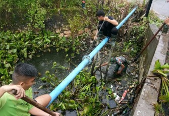 Koramil 1001-07/Amuntai Tengah Kodim 1001/HSU-Blg melaksanakan karya bakti di Kelurahan Murungsari, Kecamatan Amuntai Tengah, Kabupaten Hulu Sungai Utara, Senin, (26/02/2024)