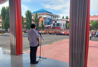 Wali Kota Bitung Maurits Mantiri saat pimpin apel perdana pasca libur idul Fitri