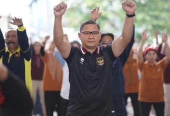  Ribuan guru SD, SMP, dan ASN Dinas Pendidikan di Kota Batu menyemarakkan Pasar Among Tani dengan senam bersama pada Jumat (23/2/2024)