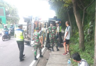 Aparat Kepolisian Resor Malang, Polda Jatim, bergerak cepat mengamankan tempat kejadian perkara (TKP) truk terguling di Jalan Raya Singosari, Kabupaten Malang, Jumat (23/2/2024)