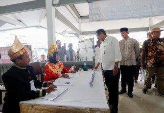 Penjabat Gubernur Jawa Tengah, Nana Sudjana meninjau pelaksanaan pemilu 2024 di wilayahnya, Rabu (14/2/2024). Berdasarkan tinjauan, pelaksanaan pemungutan suara di sejumlah daerah berjalan lancar