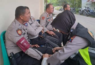 Si Dokkes Polres Tapanuli Selatan (Tapsel) menggelar cek kesehatan terhadap petugas pengamanan (Pam) di Kantor PPK Angkola Selatan, Sabtu (17/2/2024) sore.
