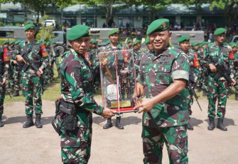 Danrem 121/Abw saat Lepas Keberangkatan LAT Pratugas Satgas Pamtas RI-PNG Yonif 642/Kps 