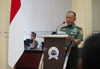 Danrem 081/DSJ Kolonel Inf H. Sugiyono saat sosialisasi netralitas TNI di Aula Jenderal Sudirman Makorem 081/DSJ, Jl. Pahlawan No. 50 Kota Madiun, Senin (5/2/2024).