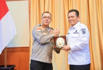 Gubernur Kepulauan Riau H. Ansar Ahmad menerima Silaturahmi Kapolda Kepulauan Riau Irjen. Pol. Drs. Yan Fitri Halimansyah, M.H di Gedung Daerah Tanjungpinang, Kamis (04/01)