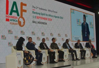 (Dari kanan ke kiri) Menteri Kesehatan Sudan Haitam Mohamed Ibrahim, President Director of Biofarma Shadiq Akasya, Director General of Africas Centres for Desease Control and Prevention Jean Kaseya, Menteri Kesehatan Budi Gunadi Sadikin, Secretary of State for Ministry of Health Angola Leonardo Europeu, CEO of Atlantic Life Science Pharmanova Group Dhananjay Tripathi dan Moderator Putri Anindita saat Diskusi Panel V Indonesia Africa Forum (IAF) II di Nusa Dua, Badung, Bali, Selasa (3/9/2024).