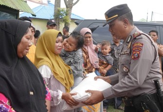 Kapolsek Padang Bolak AKP Harun. M. SH, Berikan Bantuan Banjir Kepada Masyarakat.