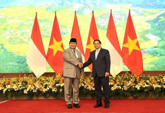 Menhan Prabowo Bertemu PM Vietnam
