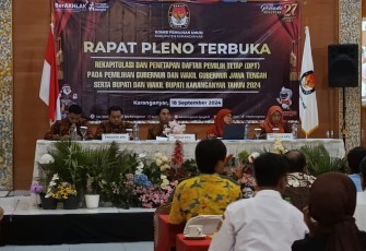 KPU Karanganyar menggelar rapat pleno terbuka rekapitulasi dan penetapan DPT pada Pemilihan Gubernur dan Wakil Gubernur serta Bupati dan Wakil Bupati Karanganyar 2024, di meeting room Hotel Permatasari Karanganyar, Rabu (18/9/2024)