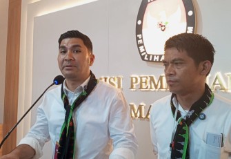 Paslon nomor urut satu Mari-Richard saat memberikan keterangan pers di depan awak media,Senin(23/9)