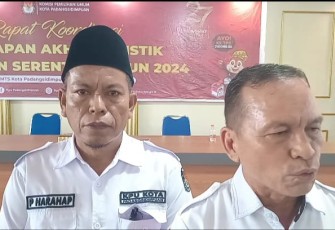 Ketua KPU Padangsidimpuan, Tagor Dumora Lubis, didampingi Komisioner Parlagutan Harahap, Kepala Devisi Sosialisasi Pendidikan Pemilih, Partisipasi Masyarakat dan SDM, saat diwawancarai usai Rakor Pemilihan Serentak 2024, yang berlangsung di Aula Universitas Muhammadiyah Tapanuli Selatan (Tapsel), Senin(25/11/2024).