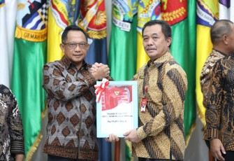 Kepala Badan Strategi Kebijakan Dalam Negeri (BSKDN) Kementerian Dalam Negeri (Kemendagri) Yusharto Huntoyungo menerima Daftar Isian Pelaksanaan Anggaran (DIPA) Tahun 2025 dari Menteri Dalam Negeri (Mendagri) Muhammad Tito Karnavian, di Gedung Sasana Bhakti Praja (SBP) Kantor Pusat Kemendagri pada Kamis, 12 Desember 2024