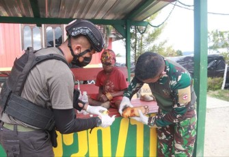 Halo Doc Tri Dharma saat Obati Luka Infeksi di Telapak Kaki Anius Sani
