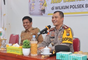 Kapolres Tapsel, AKBP Yasir Ahmadi, memberi motivasi ke masyarakat agar anak-anaknya tertarik menjadi seorang Polisi di sela temu ramah dan tatap muka di Kantor Camat Sayur Matinggi