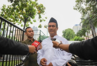 Mentan Amran saat menuju TPS Kelurahan Senayan, Kecamatan Kebayoran, Jakarta Selatan, Rabu, 14 Februari 2024.