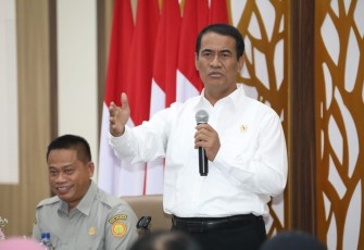 Mentan Andi Amran Sulaiman dalam kegiatan sinergi dan kolaborasi Kementan-BRIN untuk mendukung program strategis pembangunan pertanian di Auditorium Utama Sadikin Sumintawikarta, Kota Bogor, Jawa Barat, Senin, 19 Februari 2024.