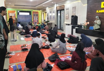 Puluhan siswa SMP dan MTs sedang mengikuti lomba melukis Kaligrafi, di Dinas Kearsipan dan Perpustakaan (Disarpus) Karanganyar, Kamis (28/3/2024)