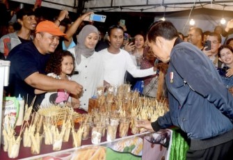 Presiden Joko Widodo menelusuri jalan sekitar Pasar Pon, Kota Surakarta, Provinsi Jawa Tengah, pada Minggu, 31 Desember 2023, untuk menemui masyarakat.