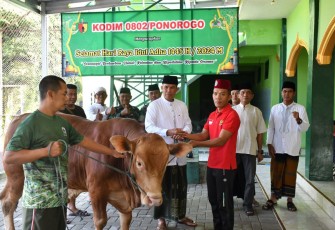 Dandim 0802/Ponorogo saat serahkan hewan kurban