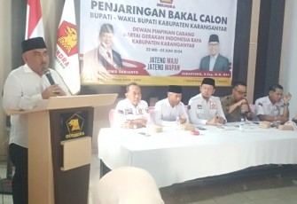  Tri Haryadi menyampaikan sambutan saat menyerahkan formulir pendaftaran sebagai Bacawabup Karanganyar, di kantor DPC Partai Gerindra Karanganyar, Rabu (29/5/2024)