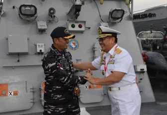 Kedatangan KRI SIM-367 disambut hangat oleh Atase Pertahanan Republik Indonesia (Athan RI) untuk India, Laksamana Pertama TNI Didik Kurniawan, S.T., M.Si.