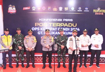 Panglima TNI Jenderal TNI Agus Subiyanto, S.E., M.Si. bersama Menteri Koordinator Bidang Pembangunan Manusia dan Kebudayaan (PMK) Prof. Dr. Muhadjir Effendy, M.A.P., dan Kapolri Jenderal Polisi Drs. Listyo Sigit Prabowo, M.Si., melaksanakan peninjauan kesiapan pelayanan mudik 2024 di Gerbang Tol Kalikangkung, Semarang, Jawa Tengah, Rabu (03/04/2024)