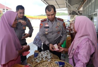 Sosok dermawan Kapolres Tapsel, AKBP Yasir Ahmadi, yang secara spontan memborong dagangan pedagang kacang saat momen Israk Mikraj Nabi Muhammad SAW di Mandailing Natal