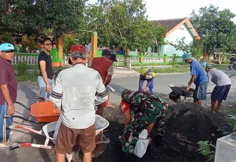 Babinsa Bringin Bersama Warga Kerja Bakti di Wilayah