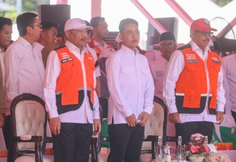 Wakil Presiden RI, Gibran Rakabuming Raka (tengah) saat menghadiri Rakornas Baznas Tanggap Bencana dan Baznas Rumah Sehat di Lapangan Simpang Lima, Semarang.