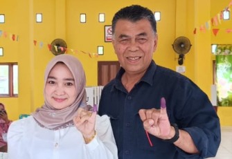 Bupati Natuna, Wan Siswandi didampingi Ketua TP PKK Natuna, Septi Dwiani Siswandi tiba di Tempat Pemungutan Suara (TPS) 009.Bertempat di Aula SMA I Negeri  Kelurahan Batu Hitam Kecamatan Bunguran Timur Kabupaten Natuna, Rabu (14/02/2024)