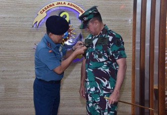 Menjadi Warga Kehormatan Pusat Penerbangan TNI Angkatan Laut (Puspenerbal), Komandan Kodiklatal (Dankodiklatal) Letjen TNI Marinir Nur Alamsyah menerima Wing Penerbang TNI Angkatan Laut (TNI AL) yang disematkan langsung oleh Komandan Puspenerbal (Danpuspenerbal) Laksda TNI Sisyani Jaffar saat mengunjungi Dankodiklatal di Mako Kodiklatal, Bumimoro Surabaya, Selasa (16/01/2024)