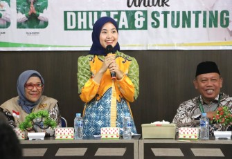 Ketua TP PKK Bintan Hafizha Rahmadhani saat turut serta dalam pendistribusian paket sembako dhuafa, paket bantuan stunting dan santunan anak yatim, Rabu (31/01) di Aula Kantor Desa Gunung Kijang.