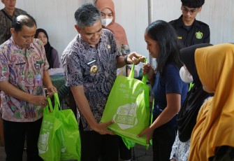 Pj Bupati Karanganyar Timotius Suryadi menyerahkan bantuan cadangan pangan bergizi kepada warga, di Kantor Pos Karanganyar, Selasa (3/9/2024)