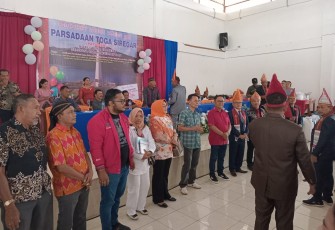 Calon Walikota Padangsidimpuan Dr. Hapendi Harahap, SH, SpN, MH bersama wakilnya Gempar Nauli Hamonangan Nasution, S.Sos, MSP disambut ratusan Parsadaan Toga Siregar, Boru, Bere, Ibabere,dengan Yel, yel "Hapendi Harahap Menggemparkan, Hapendi Harahap Menyala Abangku," di Aula Sekolah Minggu HKBP Habincaran Jalan Gereja Kelurahan Wek V Kecamatan Padangsidimpuan Selatan Kota Padangsidimpuan, Sumatera Utara, Senin (16/9/2024)