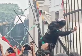 Pintu pagar Gerbang Pancasila di belakang Gedung DPR MPR RI berhasil dijebol massa aksi mahasiswa pada Kamis (22/8/24)
