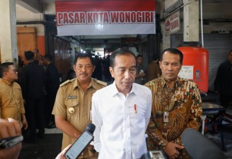 Presiden RI Ir H Joko Widodo didampingi Penjabat (Pj) Gubernur Jawa Tengah, Nana Sudjana saat meninjau Pasar Kota Wonogiri, untuk memantau harga bahan pokok dan persediaan barang.