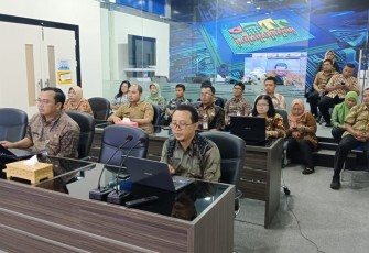ASN Diskominfo Karanganyar mengikuti webinar nasional tentang netralitas ASN di Ruang SIC Sambernyawa, Selasa (6/2/2024) pagi, yang digelar KASN Republik Indonesia.