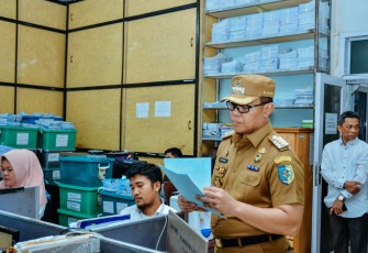 Pj Bupati Nizhamul saat Sidak ke Kantor Bapenda dan BKAD