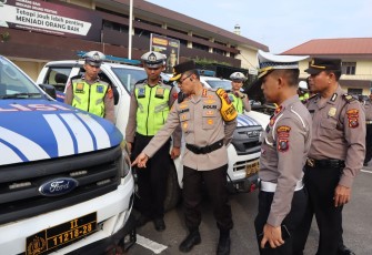 Kombes Pol Dr Teddy JS Marbun mengecek kendaraan patroli Presisi Sat Lantas dan Samapta Polrestabes Medan, Rabu (3/1/2024). Pengecekan dilakukan di halaman Mapolrestabes Medan Jalan HM Said Medan