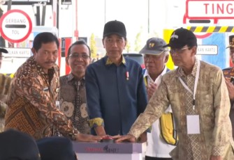 Presiden Joko Widodo didampingi sejumlah pejabat menekan tombol sirine saat meresmikan jalan tol ruas Solo - Yogyakarta seksi 1 Kartasura - Klaten, di exit tol Banyudono, Boyolali, Kamis (19/9/2024) sore.